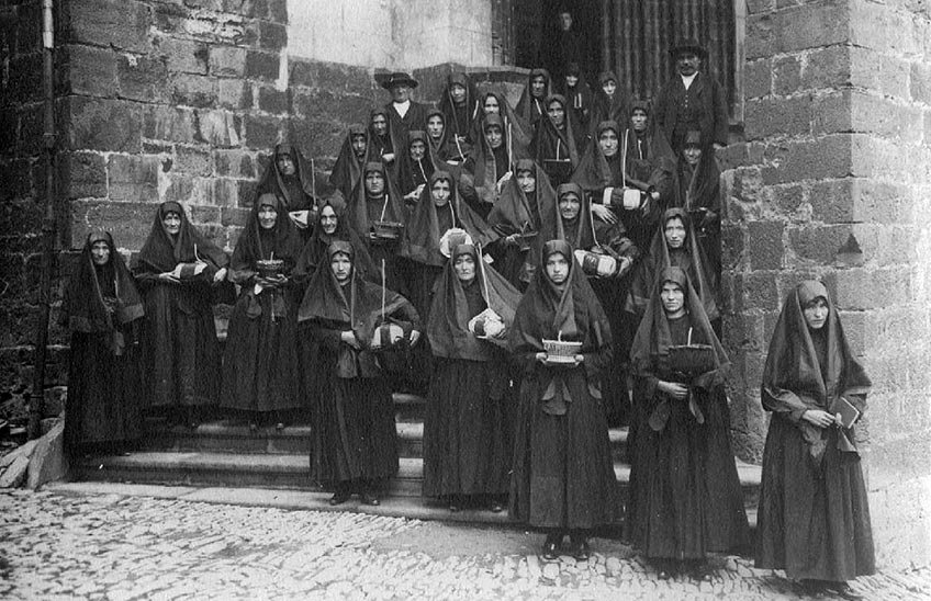 Enterramientos, ofrendas y sufragios: Testimonios gráficos de una religiosidad perdida (II)